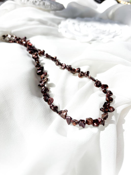 Golden Ember – Petal-Shaped Pearl Necklace