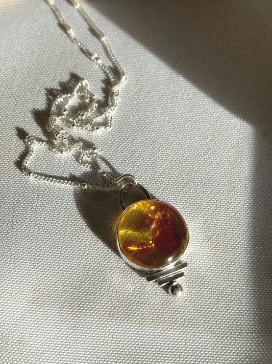 Gorgeous leaves floating ancient crafts donut-shaped statement natural amber 925 sterling silver pendent necklace
