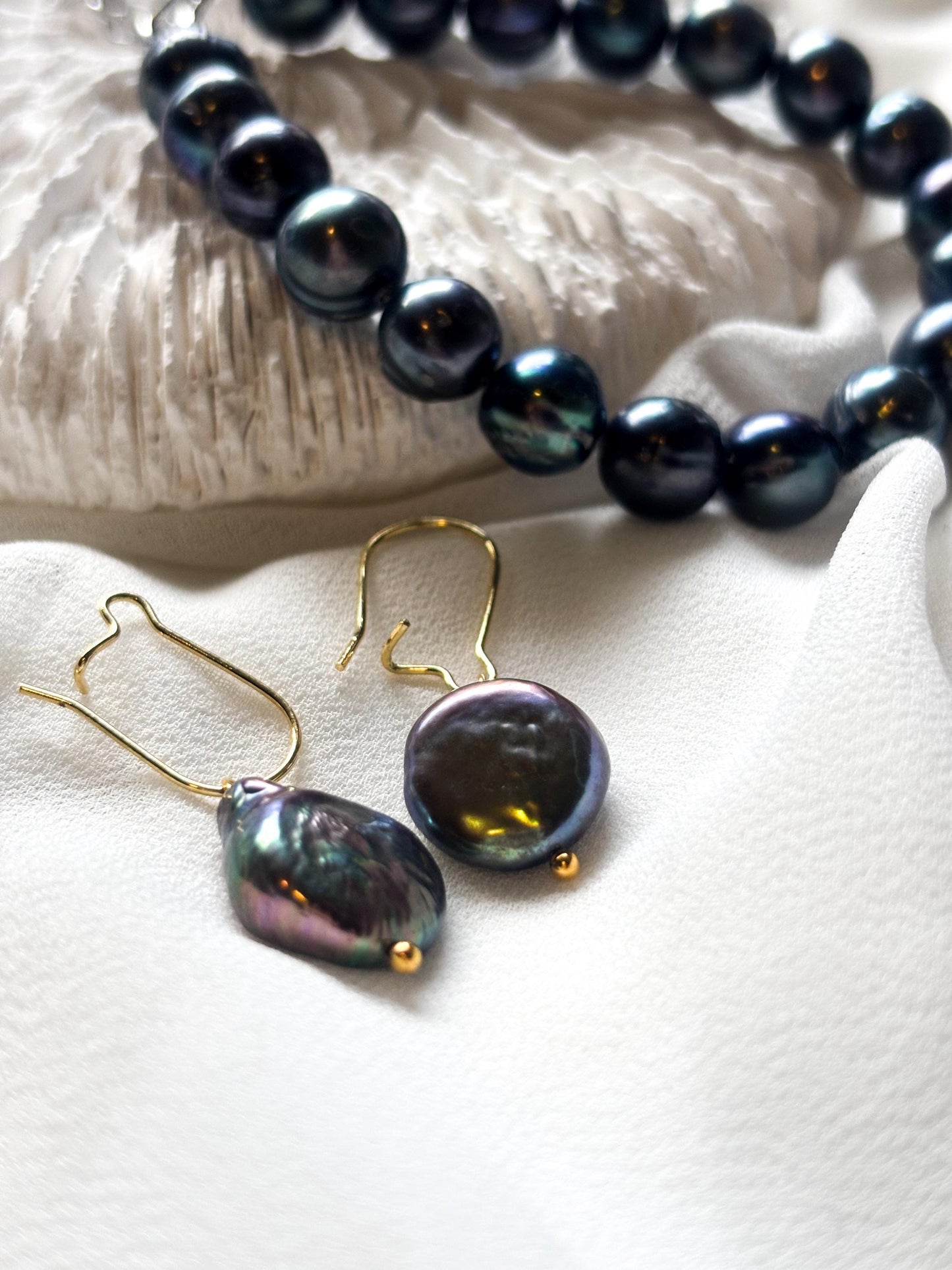 Twilight Drift – Deep Blue Pearl Bracelet