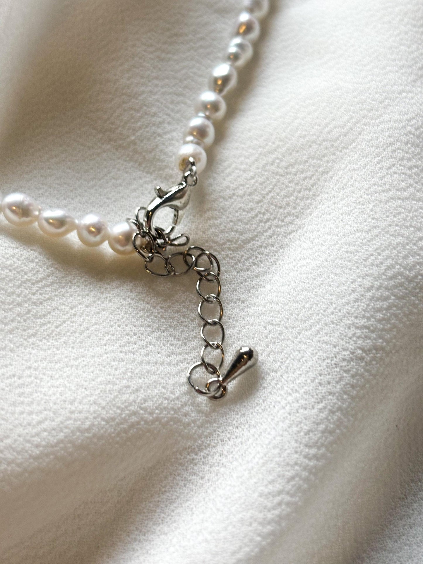 A Delicate Tribute to Unwavering Love – Freshwater Pearl Necklace & Stud Earrings Set