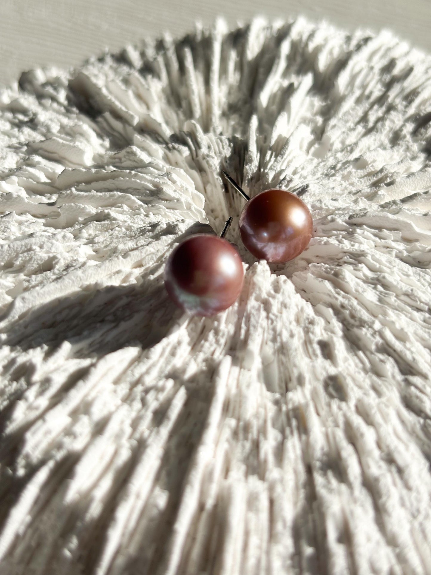 Lavender Roast – Color-Shifting Pearl Stud Earrings