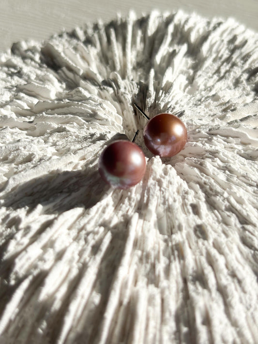 Lavender Roast – Color-Shifting Pearl Stud Earrings