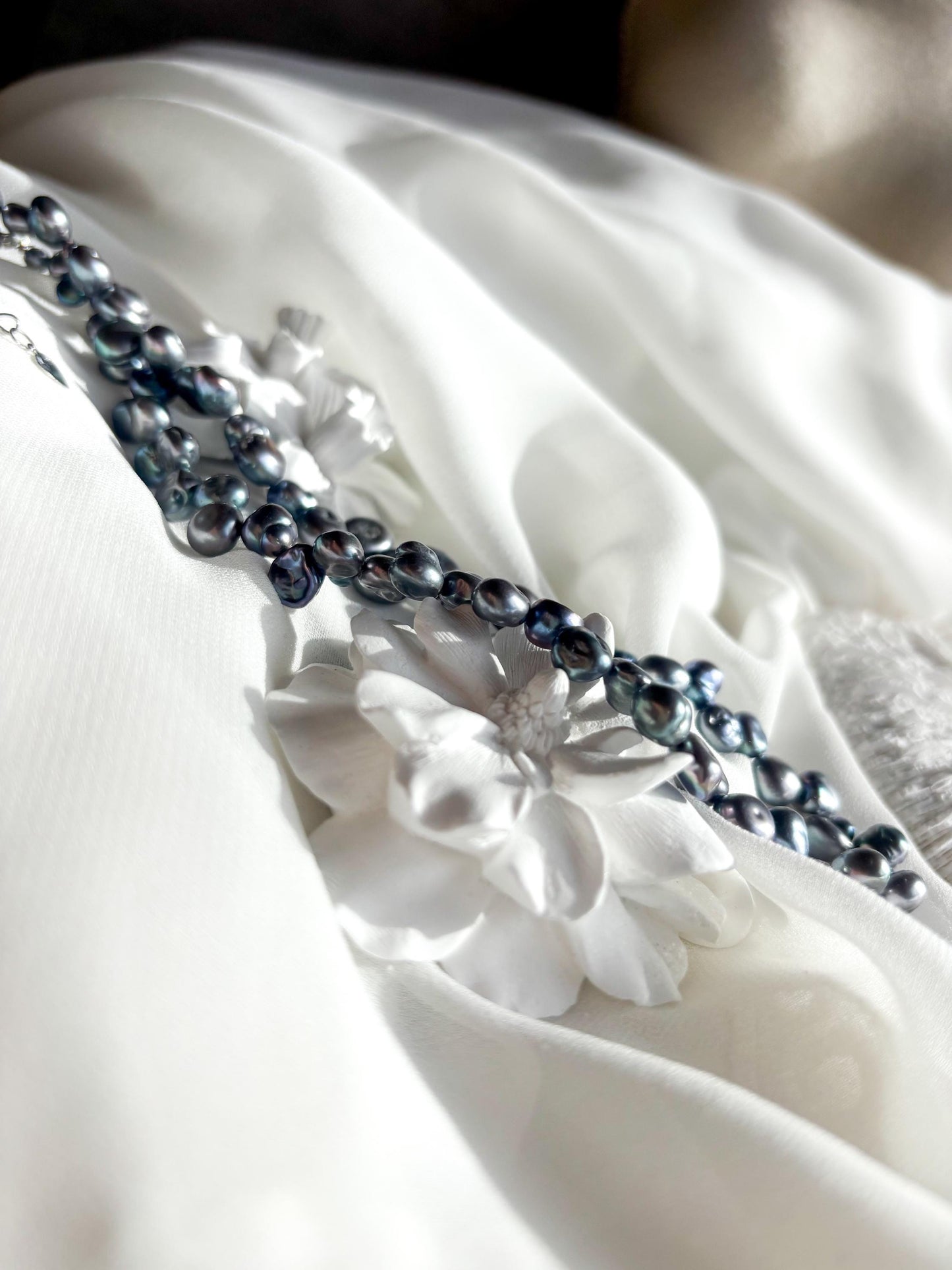 Silver Wreath – Irregular Smoky Dark Silver Pearl Necklace