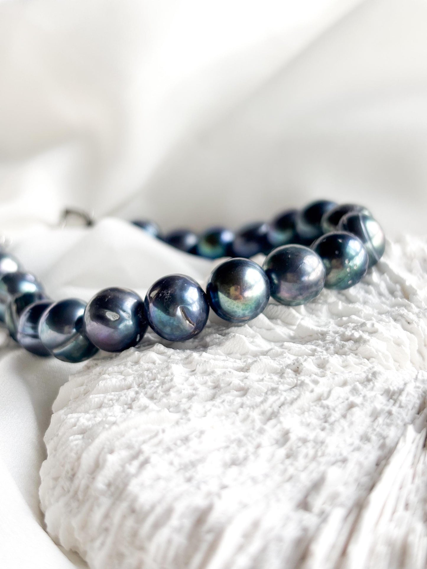 Twilight Drift – Deep Blue Pearl Bracelet