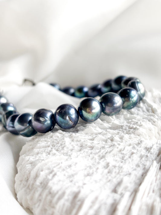 Twilight Drift – Deep Blue Pearl Bracelet