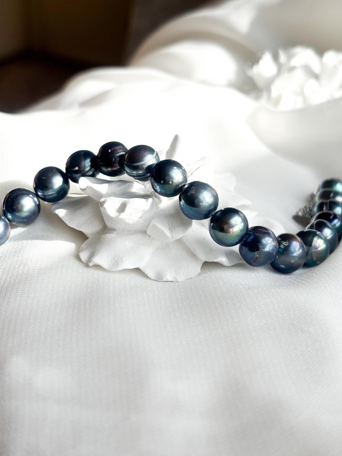 Twilight Drift – Deep Blue Pearl Bracelet