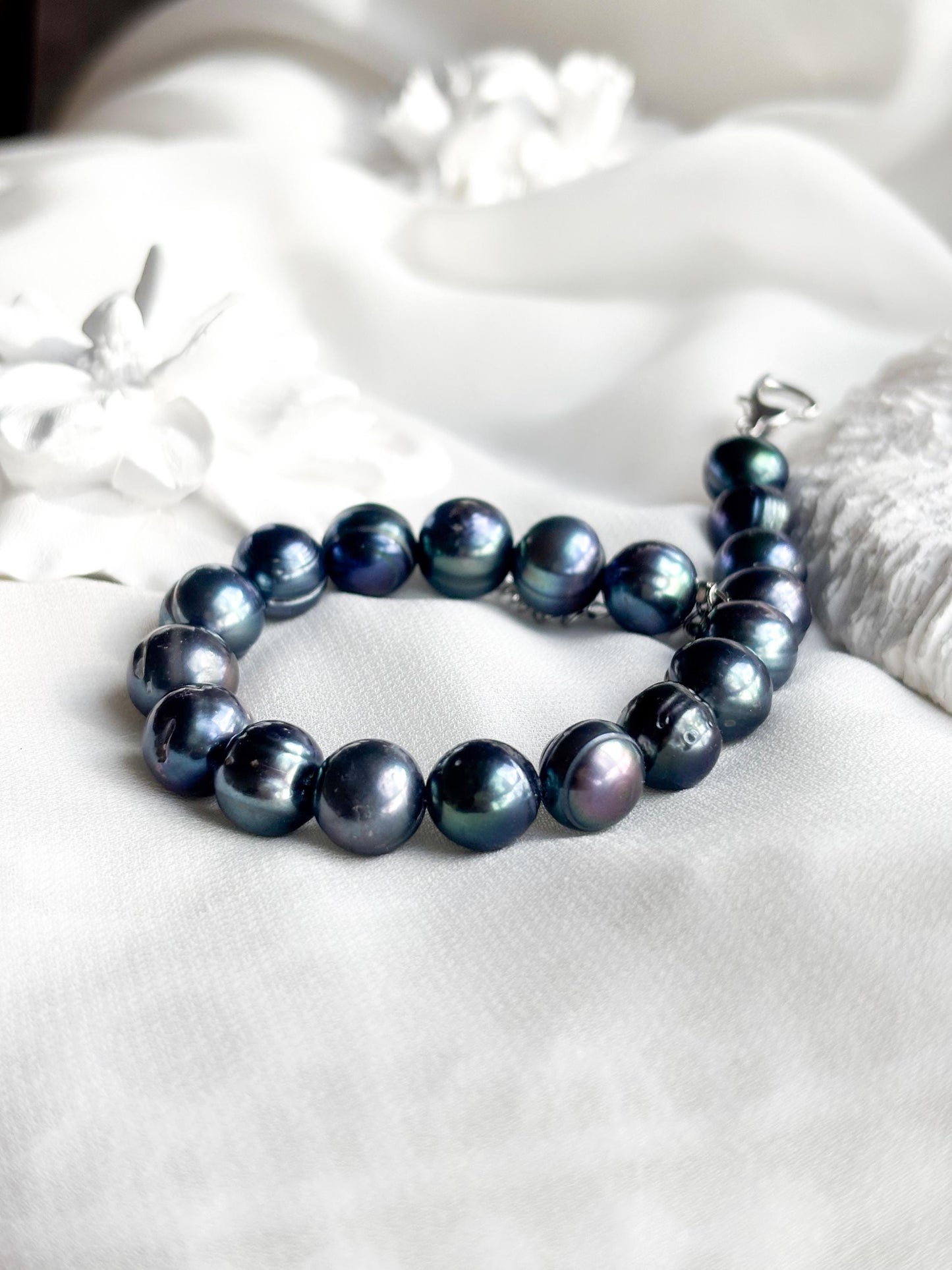 Twilight Drift – Deep Blue Pearl Bracelet