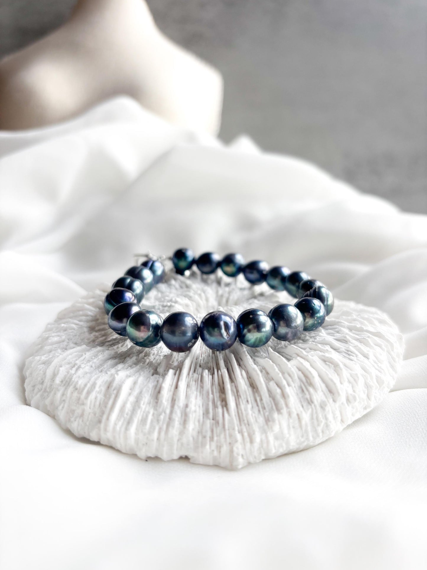 Twilight Drift – Deep Blue Pearl Bracelet