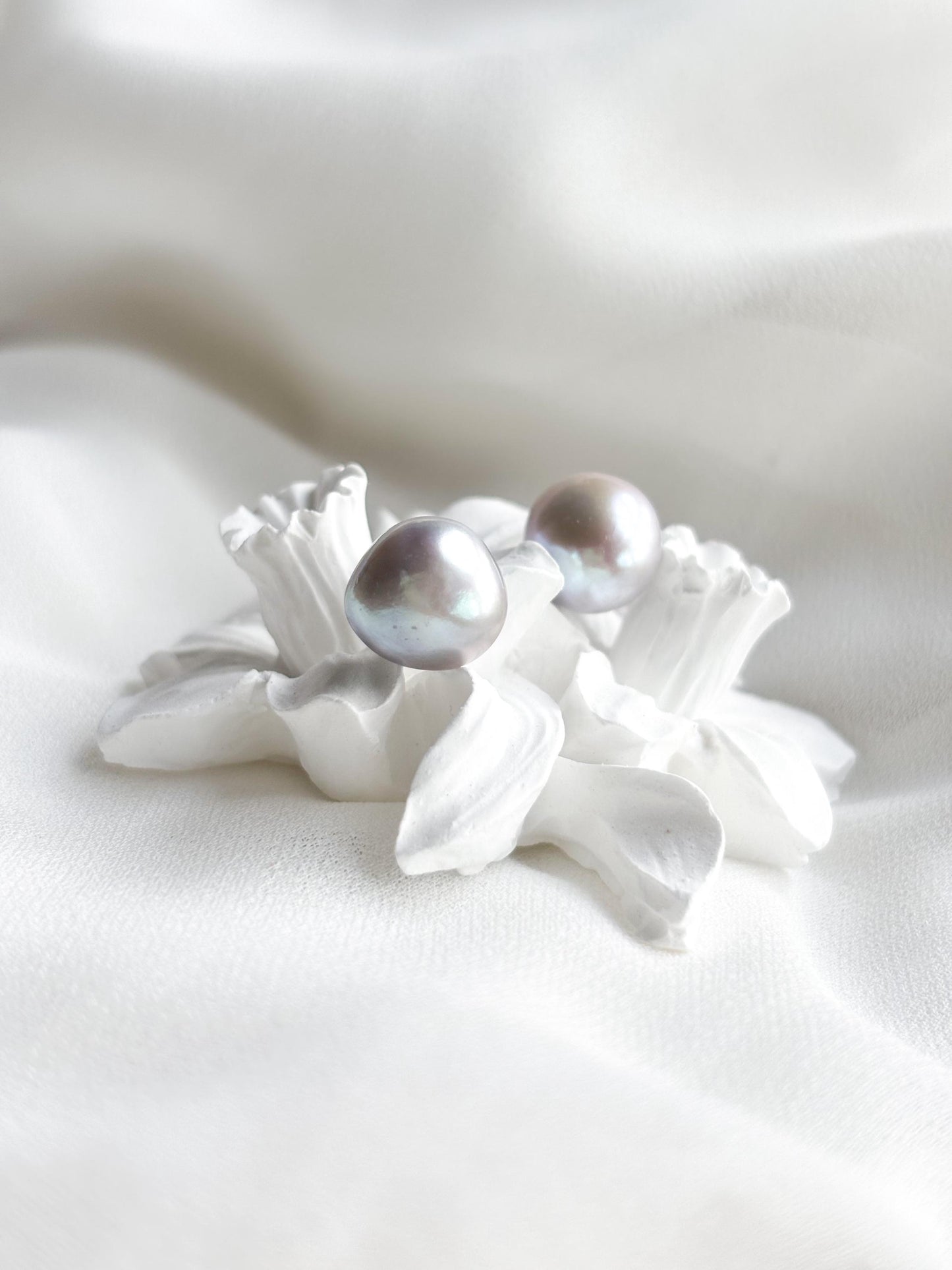 Moonlit Alloy – Iridescent Silver-Grey Gemstone Earrings