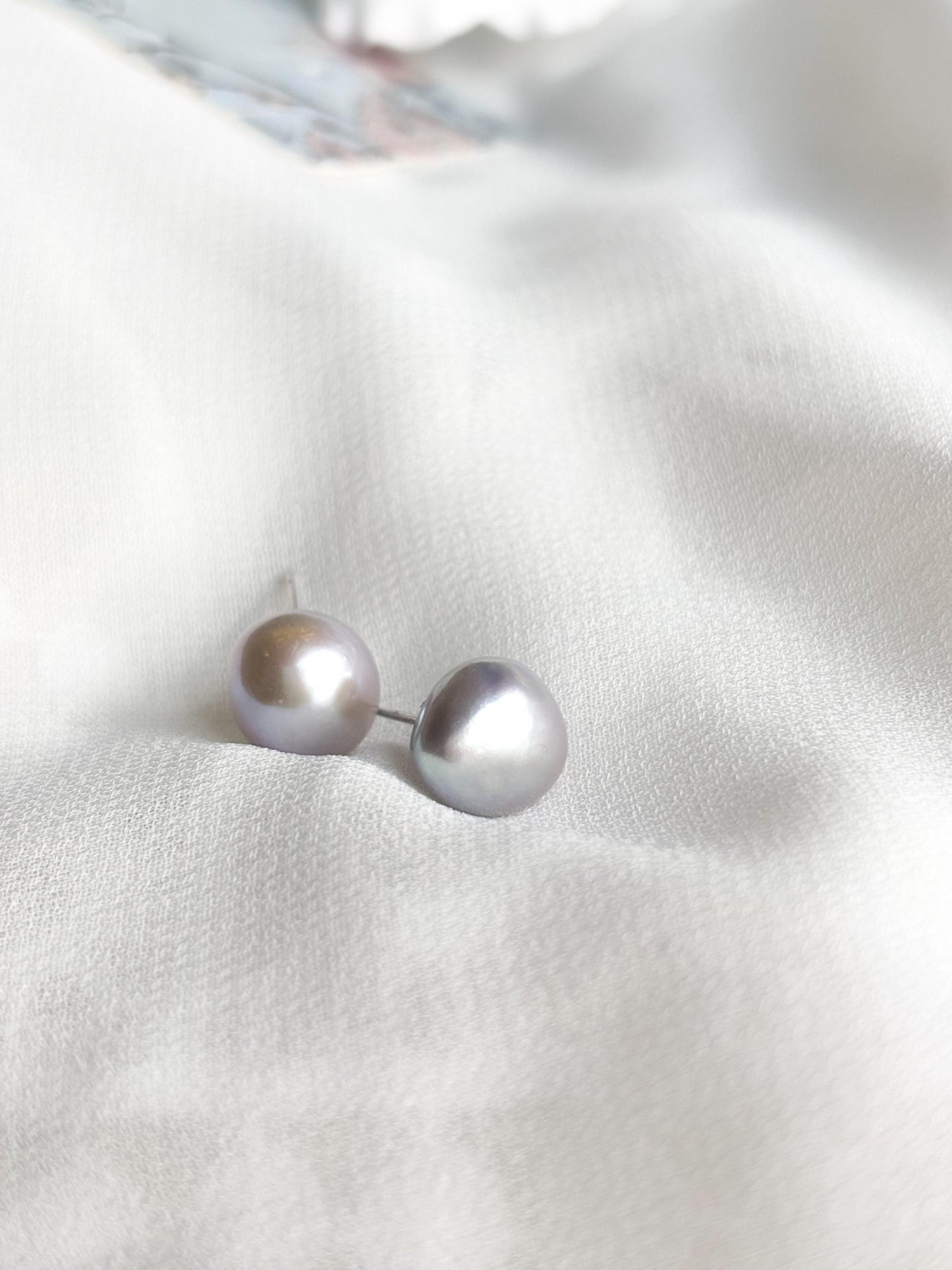Moonlit Alloy – Iridescent Silver-Grey Gemstone Earrings