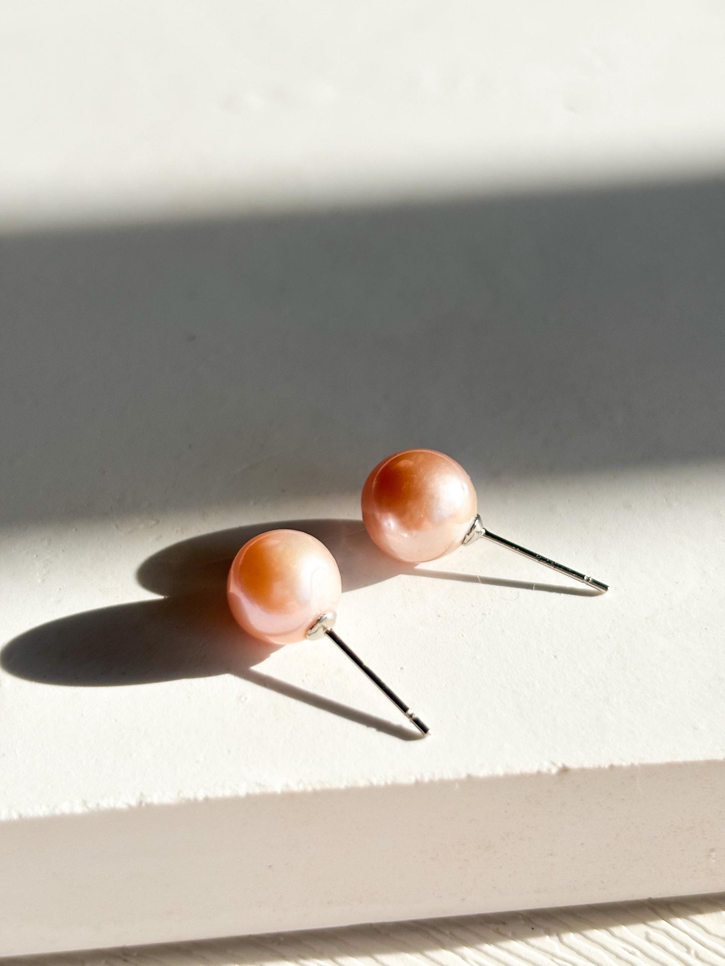 Ember Drizzle – Soft Orange Glow Pearl Stud Earrings