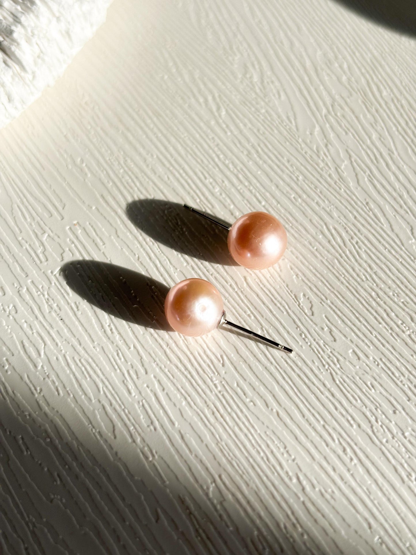 Ember Drizzle – Soft Orange Glow Pearl Stud Earrings