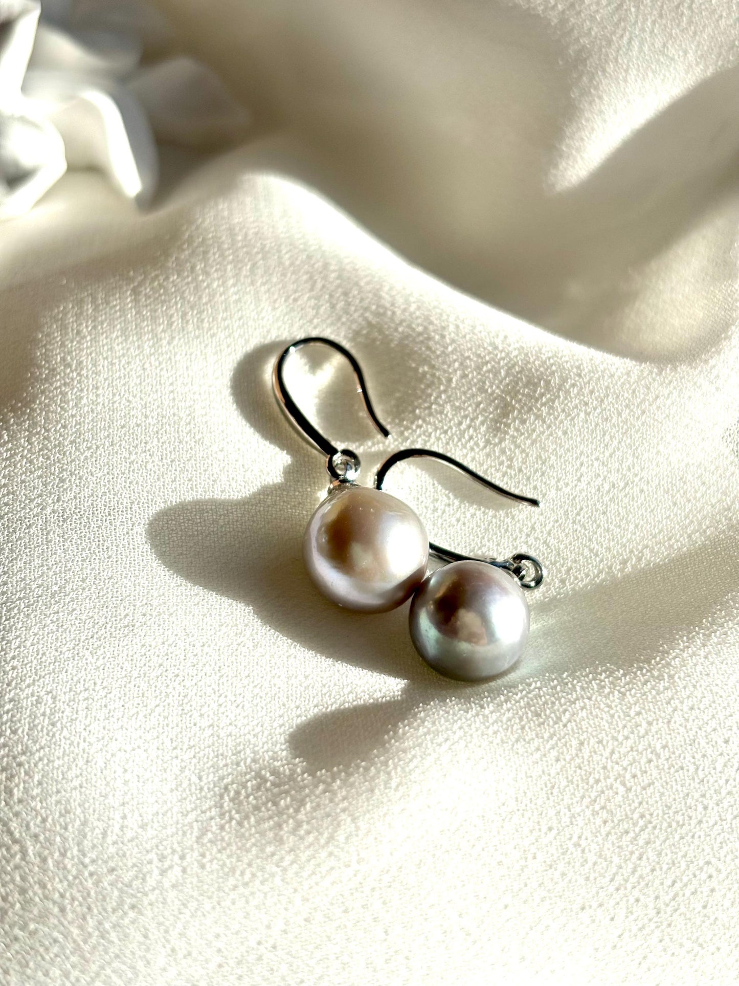 Silver Fern – Grey Baroque Teardrop Pearl Drop Earrings
