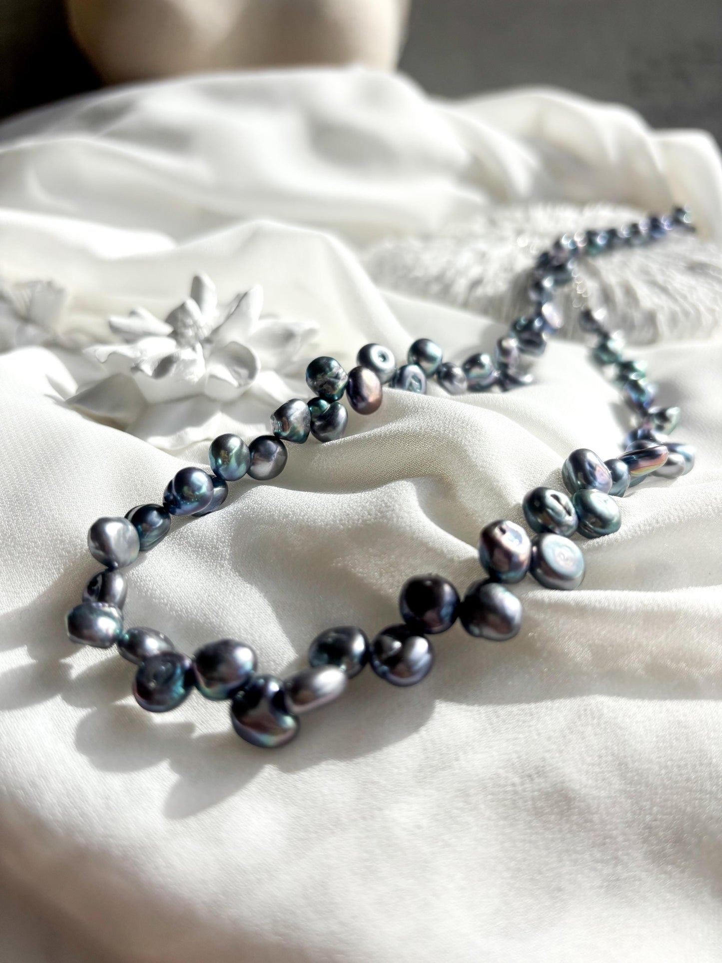 Silver Wreath – Irregular Smoky Dark Silver Pearl Necklace