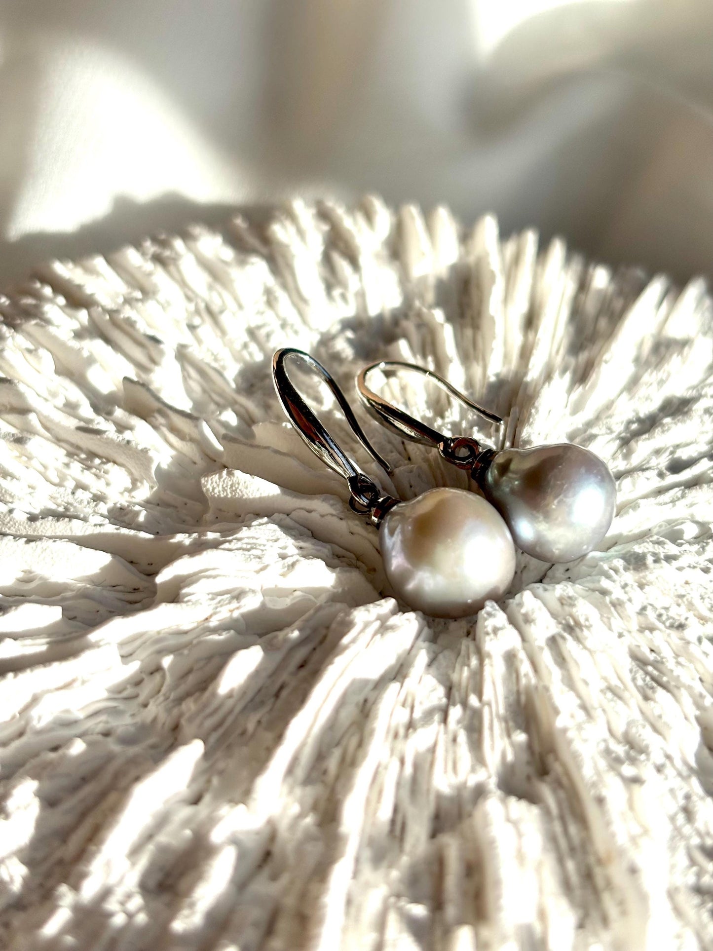 Silver Fern – Grey Baroque Teardrop Pearl Drop Earrings
