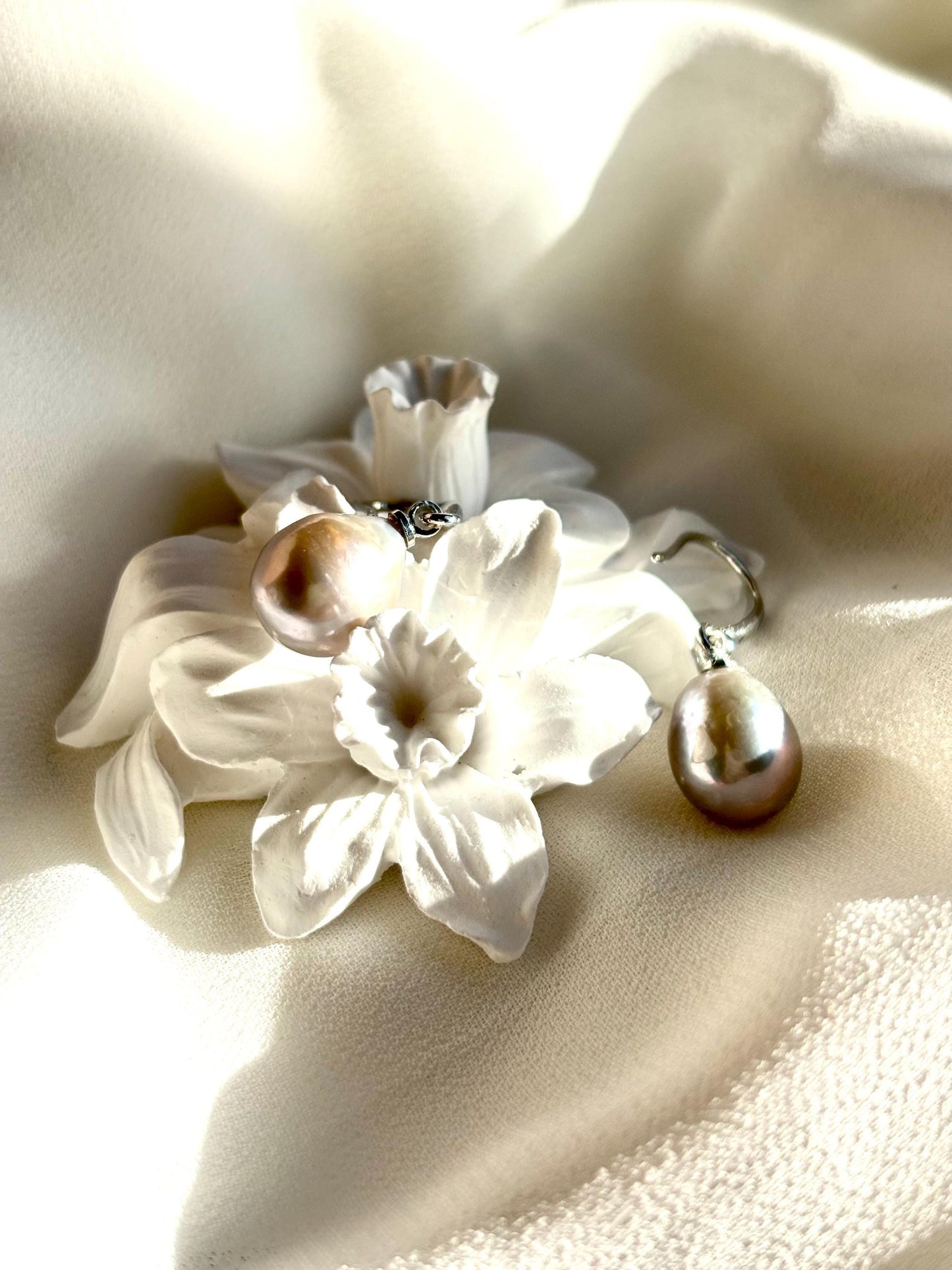 Silver Fern – Grey Baroque Teardrop Pearl Drop Earrings