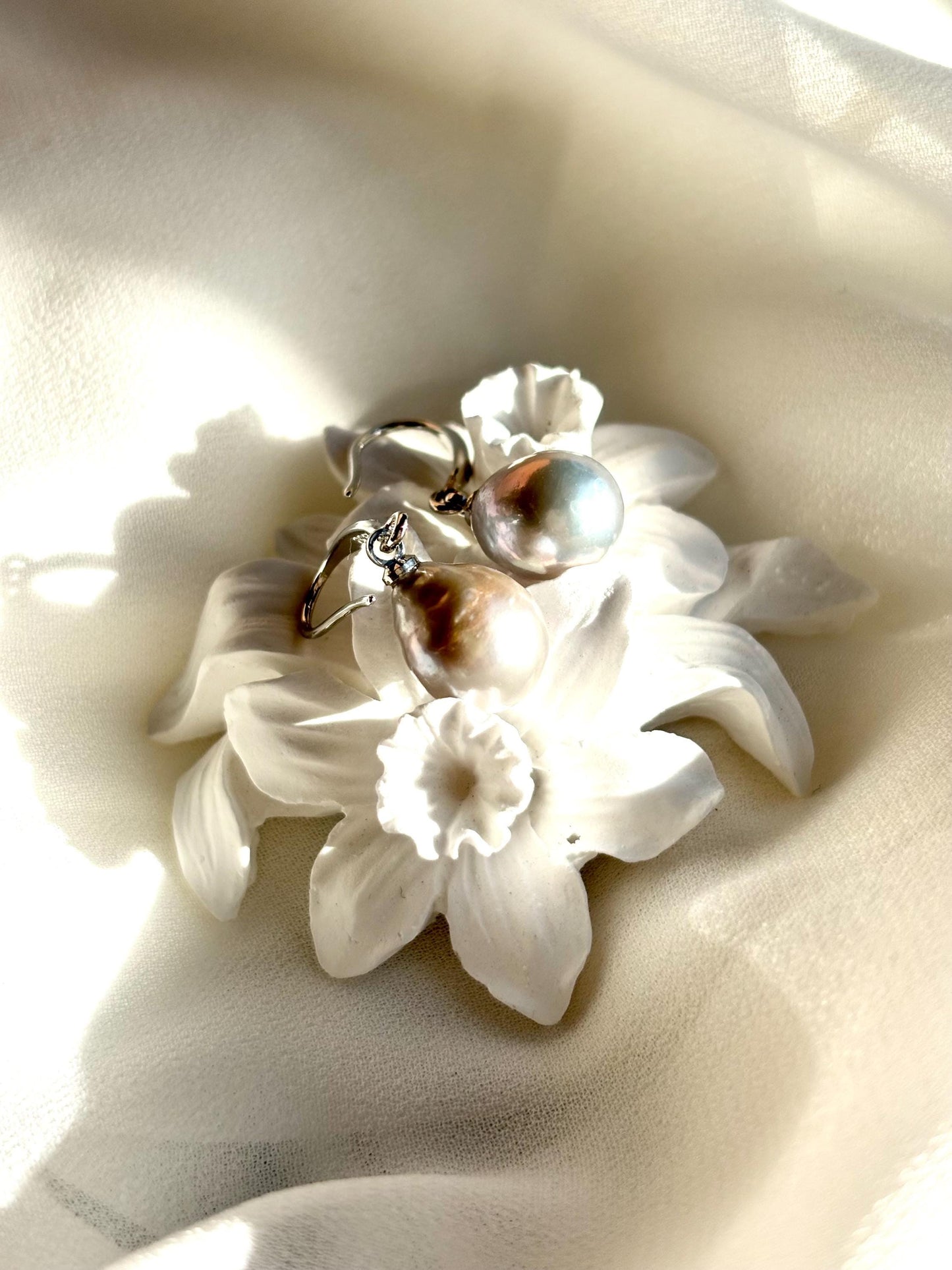 Silver Fern – Grey Baroque Teardrop Pearl Drop Earrings