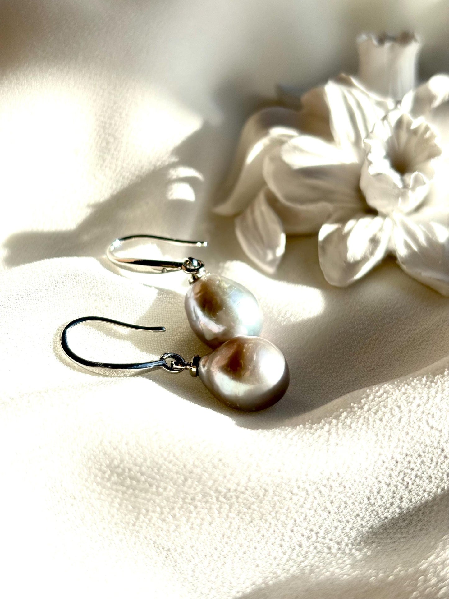 Silver Fern – Grey Baroque Teardrop Pearl Drop Earrings