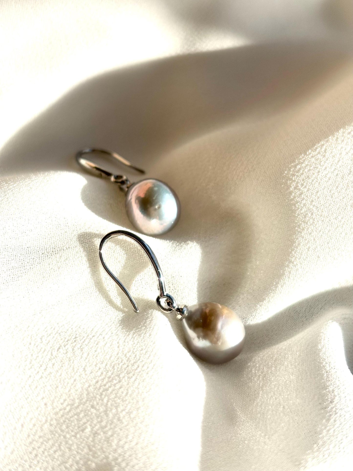 Silver Fern – Grey Baroque Teardrop Pearl Drop Earrings