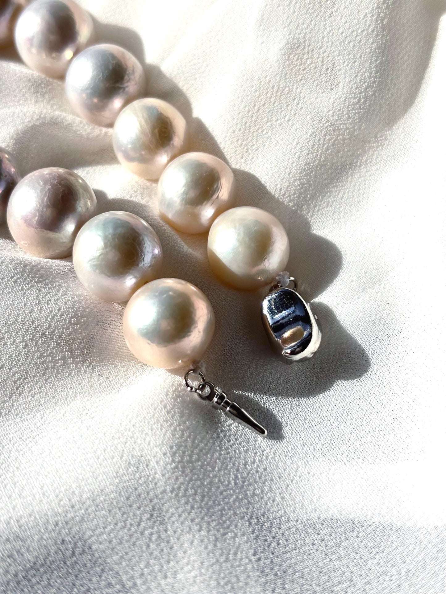 Ivory Whisper - White Baroque Freshwater Pearl Bracelet, Minimalist Bracelet, Elegant Everyday Jewelry, Gift for Mum, June Birthstone